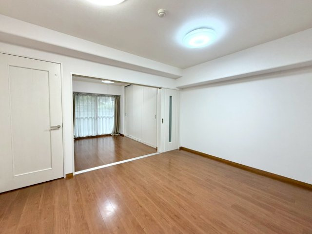 【ReDream】コトーハイツ伏見稲荷A棟 の居間・リビング|【リビング】
家族がゆったり過ごせる広々リビング。隣室とつなげて使えば、より開放感のある住空間になります。

室内（2026年4月）撮影