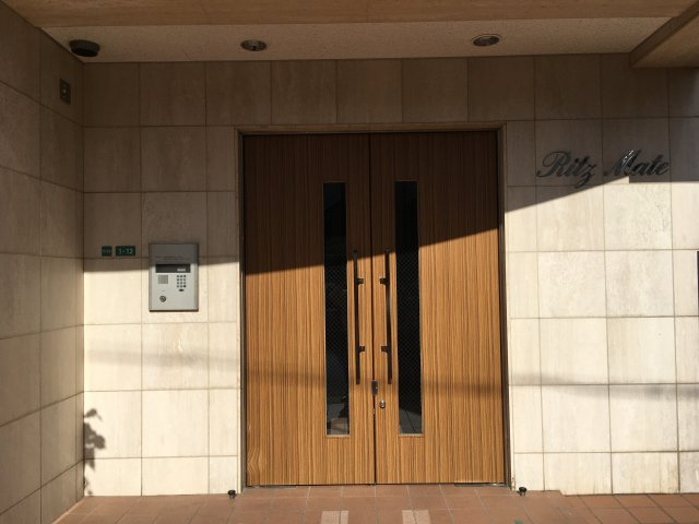 西宮市門戸東町の賃貸マンションのエントランス