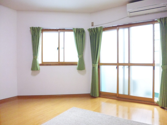 川田ビルの居間・リビング|2面採光の角部屋！風通しの良いお部屋です