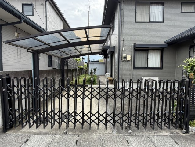 西条市三芳1140-6　中古住宅の駐車場