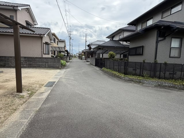 西条市三芳1140-6　中古住宅の前面道路含む現地写真