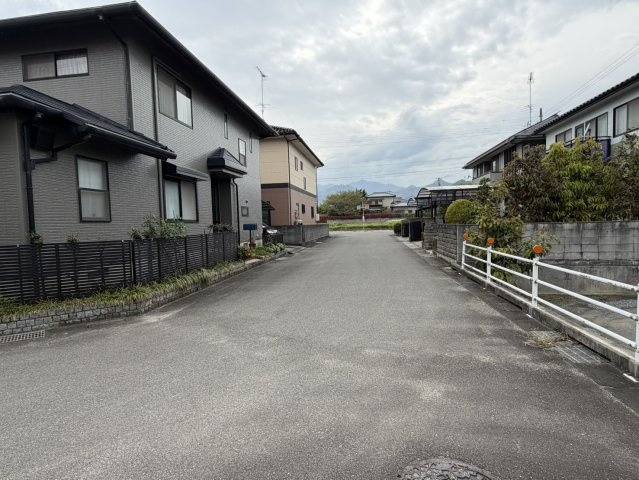 西条市三芳1140-6　中古住宅の前面道路含む現地写真