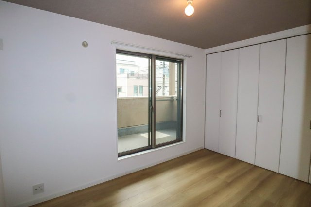 【子供部屋】 | 東淀川区豊里７丁目　一戸建 | バルコニーに面した洋室　約６．５帖