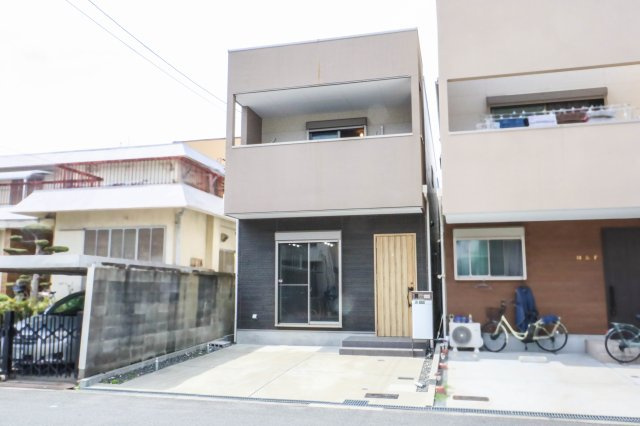 【外観】 | 東淀川区豊里７丁目　一戸建 | 前面道路　約8.0ｍあるので駐車も楽々♪