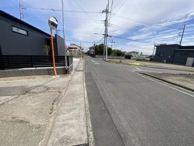 新築　高崎市箕郷町上芝第3　Livele Garden.S　１号棟の前面道路含む現地写真|現地写真　東側接道幅員約2.3ｍ　南側接道幅員約5.9ｍ