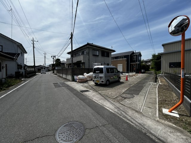 新築　高崎市箕郷町上芝第3　Livele Garden.S　１号棟の前面道路含む現地写真|現地写真　東側接道幅員約2.3ｍ　南側接道幅員約5.9ｍ