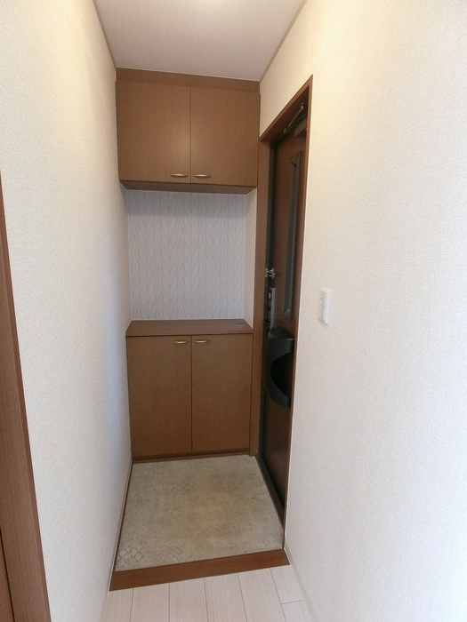 ウィル・モア大町B棟の玄関