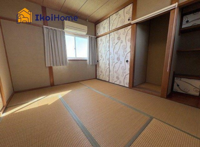 神戸市西区神出町宝勢　中古戸建の寝室|●年中無休：当日予約可●収納スペースも広い和室空間は非常に便利で、お子様も安心して遊べます。