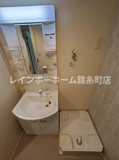 足立区中川２丁目のアパートの独立洗面台