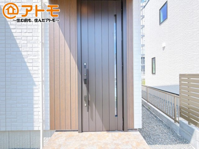 【玄関】 | 沼津市大岡Ⅸ　分譲住宅　3号棟 | 落ち着いた色合いの玄関はダブルロックで防犯性に優れた仕様になっています♪