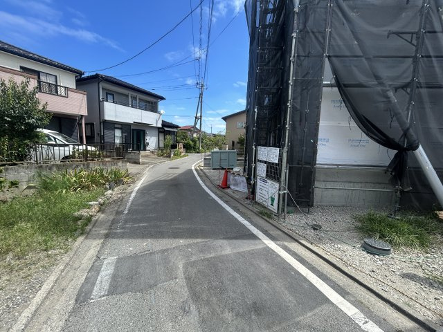 新築　高崎市新町第12　クレイドルガーデン　１号棟の前面道路含む現地写真|現地写真　北西側接道幅員約4ｍ