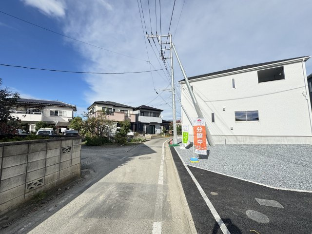 新築　高崎市新町第12　クレイドルガーデン　１号棟の前面道路含む現地写真|現地写真　北西側接道幅員約4ｍ