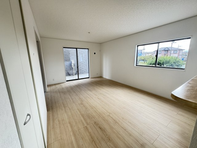 新築　高崎市新町第12　クレイドルガーデン　１号棟の居間・リビング|現地写真　家族の会話が弾む対面キッチン。お子様の様子も確認できて安心ですね。
