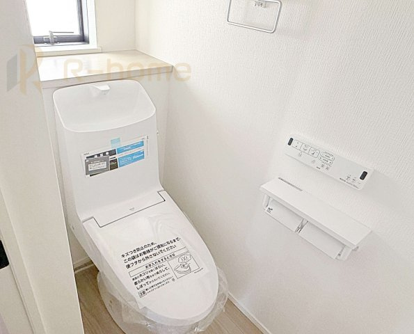 取手市野々井第1期　新築戸建て　1号棟のトイレ|温水洗浄便座付きのトイレ。
トイレが２ヵ所設置で朝の忙しい時間でも安心です。