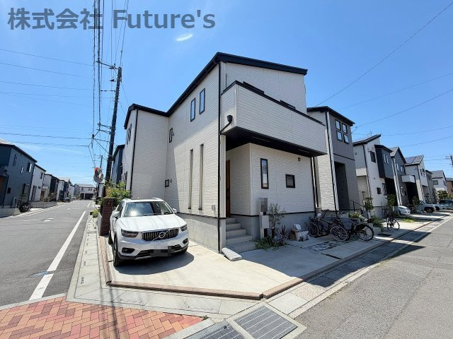 八潮市古新田　中古戸建の外観|◆角地に位置する開放的な立地です◆