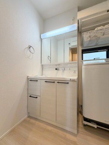 八潮市古新田　中古戸建の独立洗面台|◆三面鏡付きシャワードレッサーで朝の準備も快適◆