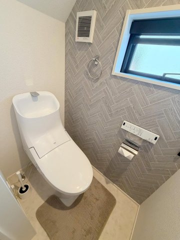 八潮市古新田　中古戸建のトイレ|◆1階のトイレです◆窓付きで換気も出来ます◆