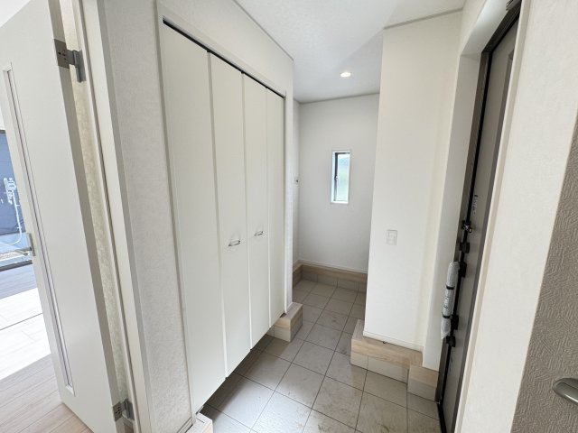 新築　高崎市新町第12　クレイドルガーデン　2号棟の玄関|現地写真　約３０足収納できる下駄箱は中で段の高さを調節できるのでブーツ等もきっちりしまえます！
