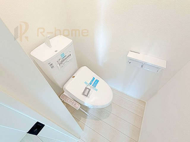 取手市野々井第1期　新築戸建て　2号棟のトイレ|温水洗浄便座付きのトイレ。
トイレが２ヵ所設置で朝の忙しい時間でも安心です。