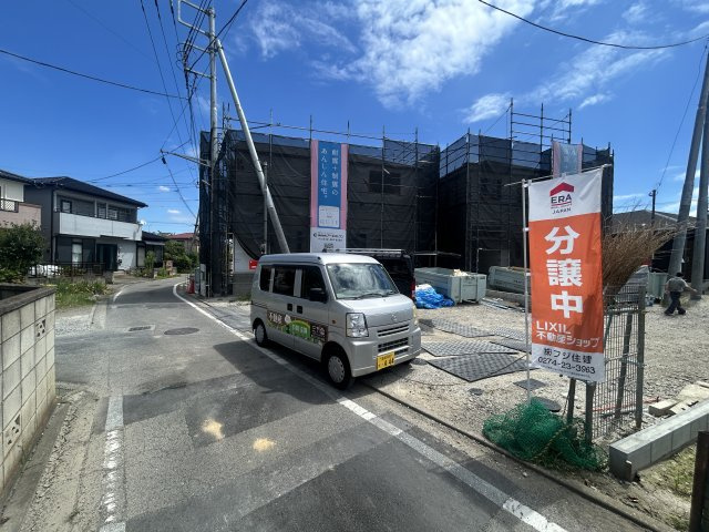 新築　高崎市新町第12　クレイドルガーデン　3号棟の前面道路含む現地写真|現地写真　北西側接道幅員約4ｍ