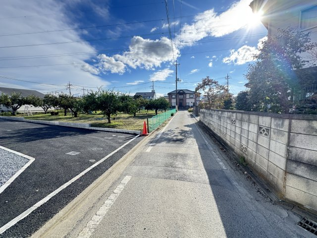 新築　高崎市新町第12　クレイドルガーデン　3号棟の前面道路含む現地写真|現地写真　北西側接道幅員約4ｍ