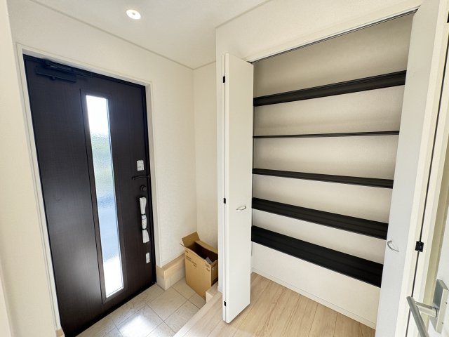 新築　高崎市新町第12　クレイドルガーデン　3号棟の玄関|　約３０足収納できる下駄箱は中で段の高さを調節できるのでブーツ等もきっちりしまえます！
