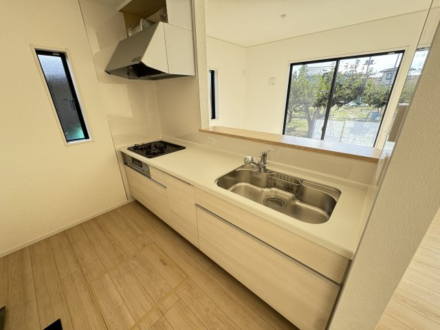 新築　高崎市新町第12　クレイドルガーデン　3号棟のキッチン|　間口2550ｍｍで作業スペースも広々！換気扇も汚れが付きにくくお掃除がし易い設計です。
