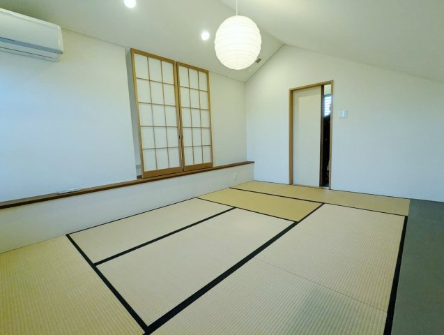 中野区鷺宮1丁目の和室|フリースペース約11.9帖和室
大きな掃き出し窓からバルコニーに動線がつながります