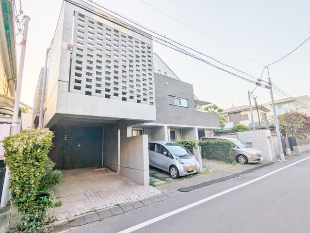 中野区鷺宮1丁目の前面道路含む現地写真|伸びやかな東側約5.3ｍ公道に面する整形地
土地193.81m2(約58.62坪)
商業施設も近く毎日のお買い物も快適♪