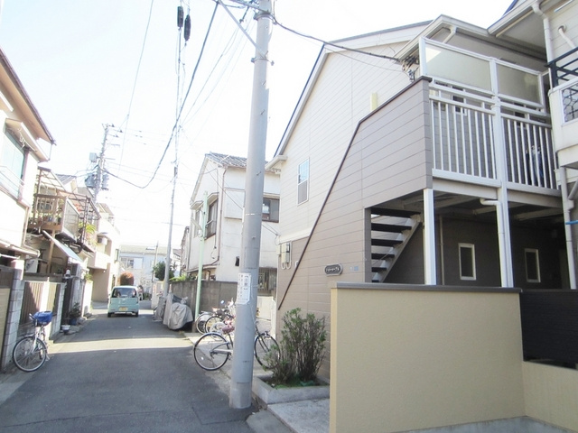 シャトーメープルのエントランス|閑静な住宅街に立地しています。