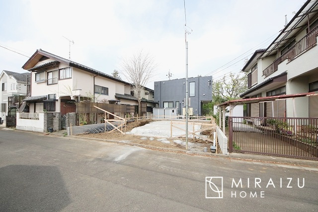 【外観】 | 青く澄み渡った綺麗な空と、陽の光をたっぷりと受ける、そんな新築住宅で新生活をスタートしてみませんか？見学・ご相談等、ミライズホーム(株)までお気軽にご連絡下さい♪