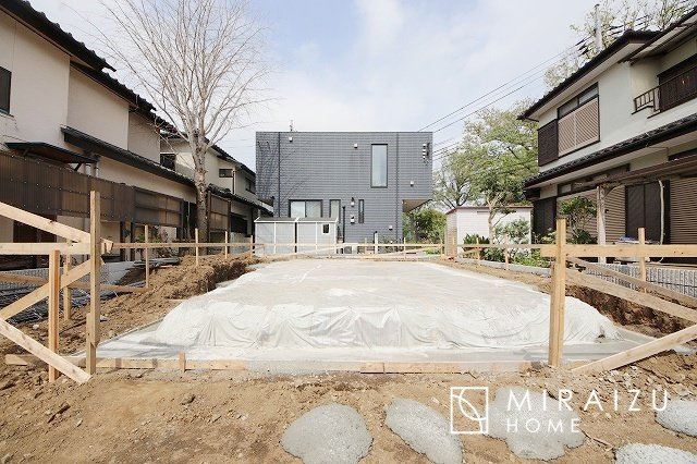 【外観】 | 青く澄み渡った綺麗な空と、陽の光をたっぷりと受ける、そんな新築住宅で新生活をスタートしてみませんか？見学・ご相談等、ミライズホーム(株)までお気軽にご連絡下さい♪