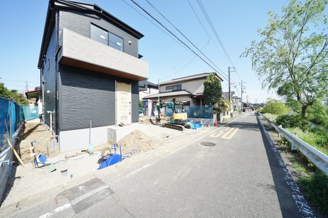 “前に何も建たない価値”川×緑地の抜け感｜敷地51坪×並列2台のゆとりある暮らし★仲介手数料無料★の外観|前面道路は見通しが良く、開放感のあるロケーション。交通量も多くなく、落ち着いた住環境が広がります。車の出し入れもしやすく、日々の生活にゆとりをもたらします。