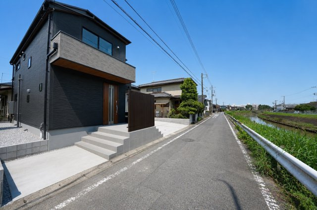 “前に何も建たない価値”川×緑地の抜け感｜敷地51坪×並列2台のゆとりある暮らし★仲介手数料無料★の前面道路含む現地写真|前面道路は見通しが良く、開放感のあるロケーション。交通量も多くなく、落ち着いた住環境が広がります。車の出し入れもしやすく、日々の生活にゆとりをもたらします。