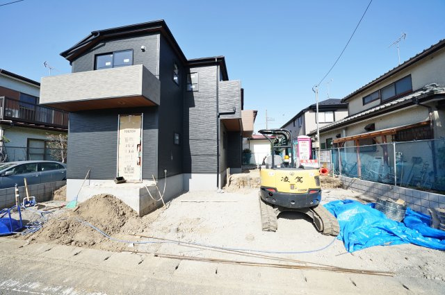 “前に何も建たない価値”川×緑地の抜け感｜敷地51坪×並列2台のゆとりある暮らし★仲介手数料無料★の外観|落ち着いた色合いの外観が街並みに調和しつつ、どっしりとした存在感を演出。ゆとりある敷地に建ち、隣棟との距離も確保されているため、開放感のある暮らしが叶います。