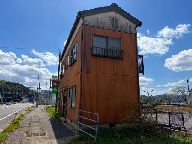 米子市陰田町中古戸建の外観|米子西IC近くの立地になります。
事務所としてもご検討いただけます。