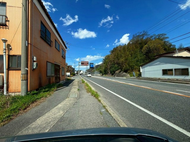 米子市陰田町中古戸建の前面道路含む現地写真|こちらは米子方面となります。