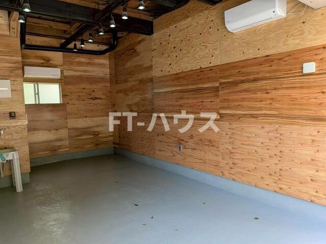 賃貸ガレージハウスの駐車場