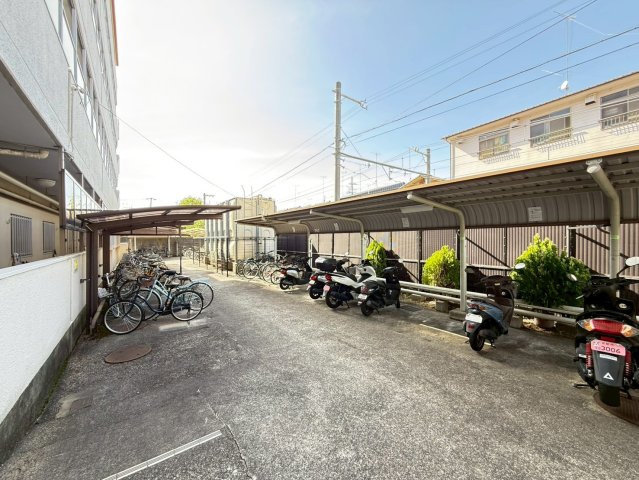 ジョイ嵯峨野の駐車場
