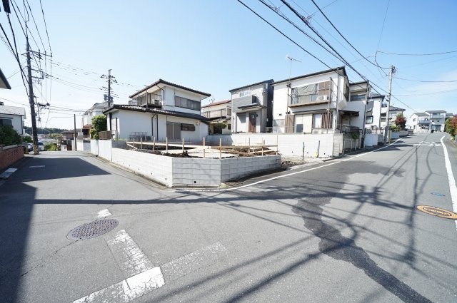 “ちょうどいい上質”がある街、金が谷。角地×20帖LDKのゆとりある暮らし★仲介手数料無料★の前面道路含む現地写真|二方向道路に面した角地のため、圧迫感がなく開放的な立地。車の出し入れもしやすく、駐車のストレスを軽減します。見通しも良く、安心感のある住環境が魅力です。
