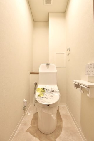 【ReDreaｍ】朝日プラザ宇治のトイレ|壁付けリモコンで両サイドがスッキリ！ウォシュレット機能付きのトイレでいつも清潔に保てます♪室内（2026年4月）撮影