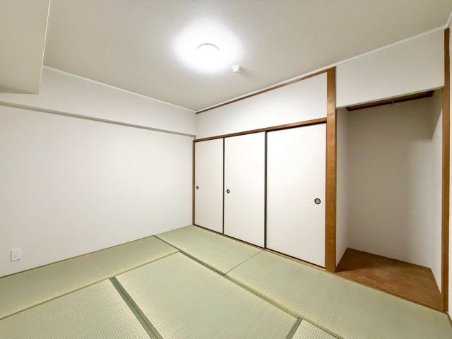 【ReDreaｍ】朝日プラザ宇治の和室|和室はキッチンから見えるためお子様のプレイスペースとしても活用いただけます！柔らかい畳の上なら、お子様がころんでも安心です♪室内（2026年4月）撮影