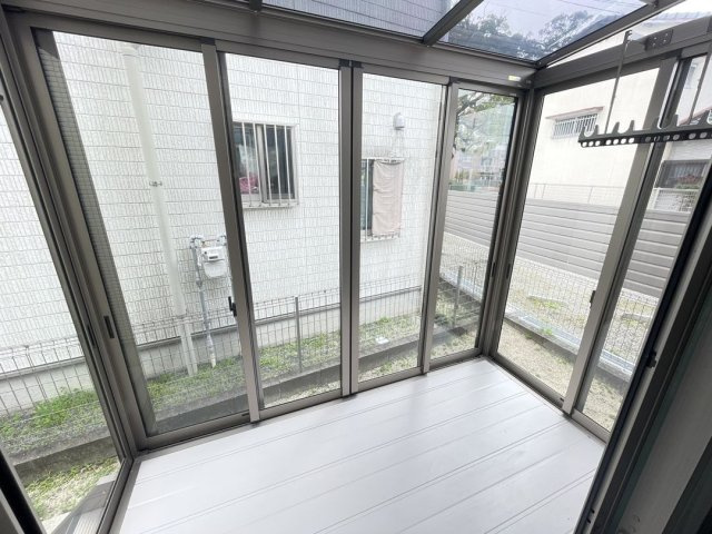 西町下坂貸家のバルコニー|陽当たり良好なバルコニーです♪