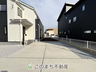 【駐車場】 | LiveleGarden.S　下野烏ケ森　2号棟 | 横並びに2台駐車可能☆コンクリート舗装されており雨の時も水たまりにならずに便利です♪

