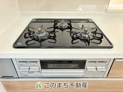 【キッチン】 | LiveleGarden.S　下野烏ケ森　2号棟 | 三ツ口コンロ採用で、同時調理もスムーズ◎！お料理を並べられるカウンター付きで、配膳・片付けをサポート！リビングで過ごすご家族とコミュニケーションを楽しみながら作業可能です♪
