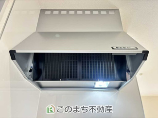 【設備】 | LiveleGarden.S　下野烏ケ森　2号棟 | シンプルなレンジフード♪お料理の匂いもスッキリ♪シンプルデザインで掃除も簡単‼
