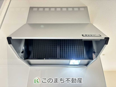 【設備】 | LiveleGarden.S　下野烏ケ森　2号棟 | シンプルなレンジフード♪お料理の匂いもスッキリ♪シンプルデザインで掃除も簡単‼
