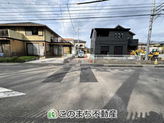 【前面道路含む現地写真】 | LiveleGarden.S　下野烏ケ森　2号棟 | 前面道路☆