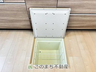 【収納】 | LiveleGarden.S　下野烏ケ森　2号棟 | 調味料やお米の収納にあると便利な床下収納付き