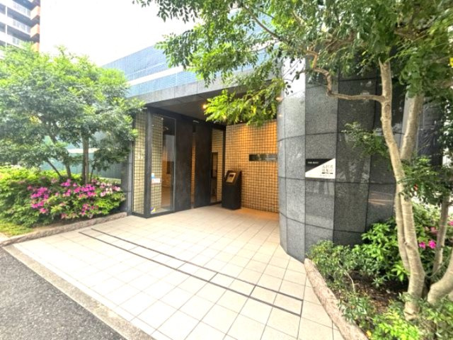 レジディア三宮東のエントランス